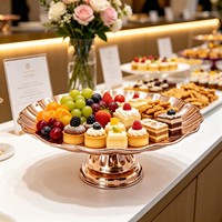 Handgemaakte gouden gegolfde roestvrijstalen dessert serveerschaal, milieuvriendelijk modern design voor restaurant, hotel, fruitpresentatie.