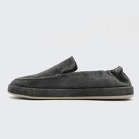 Chaussures de luxe en daim fabriquées par LANCI Footwear Manufacturing, chaussures personnalisées avec logo, design tendance, baskets.