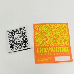 Etiquetas tejidas tipo snapback, etiquetas de marca plegables para prendas, etiquetas tejidas personalizadas usadas para la venta, etiqueta tejida de silicona 3D Yijin con código QR - Product Image 1