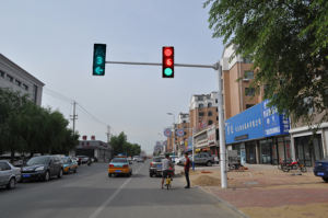 Poste <span class=keywords><strong>de</strong></span> un Solo Brazo <span class=keywords><strong>de</strong></span> Acero Q235B Galvanizado en Caliente <span class=keywords><strong>de</strong></span> Alta Calidad, Garantía <span class=keywords><strong>de</strong></span> 10 Años, Resistencia al Viento <span class=keywords><strong>de</strong></span> 180 <span class=keywords><strong>km</strong></span>/<span class=keywords><strong>h</strong></span>, Señalización <span class=keywords><strong>de</strong></span> Tráfico Vial - Product Image 4