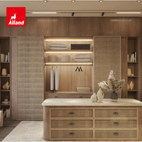Meubles de chambre sur mesure Alland : Armoires, placards et îlots de rangement avec portes, en ossature bois et inserts en rotin