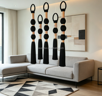 Décoration murale verticale moderne et glamour avec pompons, pompon en soie noire avec ruban champagne et rose poudré, accessoire mural pour la maison