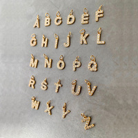 Vente en gros de breloques initiales en acier inoxydable plaqué or 14 carats pendentif lettre alphabet en diamant avec croix pour collier