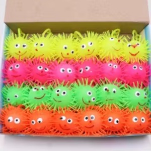Balle en peluche lumineuse, jouet de compression et de décompression, jouet créatif pour enfants avec gros yeux et cheveux élastiques, styles d'yeux aléatoires - Product Image 6