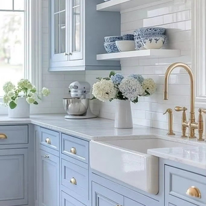 Armoires <span class=keywords><strong>de</strong></span> cuisine shaker bleu clair modernes et luxueuses, <span class=keywords><strong>meuble</strong></span> sous évier en bois massif sur mesure style farmhouse avec <span class=keywords><strong>comptoir</strong></span> en marbre pour la maison - Product Image 1