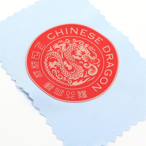 בגדים תווית חום העברת בגדים רך ייצור עבה יוקרה מובלט חולצת טי 3d סיליקון לוגו עבור בגד - Product Image 3