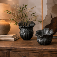 Bol décoratif en céramique noire avec bordure à pétales festonnés, bol sculptural pour la décoration de la maison