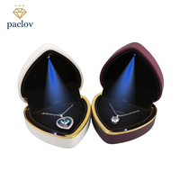 Paclov personnalisé Logo en forme de coeur en plastique anneau pendentif bijoux boîte-cadeau avec lumière LED en gros anneau pendentif boîtes à bijoux