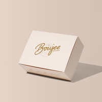 Boîte cadeau de boulangerie personnalisée beige à couvercle rabattable avec logo en feuille d'or et motif de pain imprimé à l'intérieur pour l'emballage de macarons, biscuits et pâtisseries