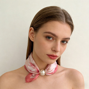 Pañuelo de Seda de Poliéster Cuadrado Magnético con Perlas de Imitación de Último Diseño para Decoración Elegante del Cuello - Product Image 2