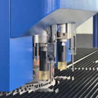 Presse à tourelle mécanique automatique CNC pour le poinçonnage, la découpe de contours, la découpe de bords, le traitement des persiennes pour la fabrication de tôles