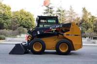 Chargeuse compacte robuste orientée vers le travail XC7SR12, capacité nominale de 1,26 tonne, godet de 0,60 m³ pour les travaux de maintenance routière sur chantier