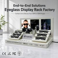 Présentoir de Comptoir Incliné Multi-Niveaux Blanc pour Lunettes Intelligentes avec Panneau Interactif Triple Écran et Fond Personnalisable