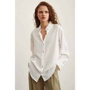 Chemise en satin Lycra écru pour femme, boutonnée, minimaliste, pour tous les jours - Product Image 3