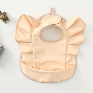 Bavoir pour bébé style coréen avec poche, motif ailes d'ange, en PU imperméable et résistant aux taches, pour l'introduction des aliments complémentaires, anti-salissures et antidérapant - Product Image 4