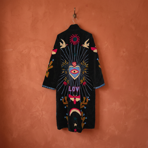 Vente en gros de manteaux longs en velours noir faits à la main avec des motifs sacrés, de l'amour, de oiseaux, du soleil, de cactus et d'étoiles - Product Image 6