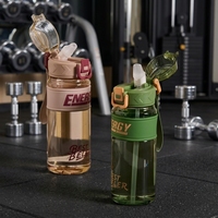 Bouteille d'eau sport esthétique grande capacité résistante à la chaleur 780ml 900ml pour l'extérieur, tasse portable en plastique avec paille pour l'été