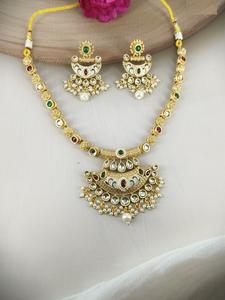 Excelente juego de joyas artesanales con acabado dorado elegante para damas con collar de diseñador y pendientes a juego para exportar y vender - Product Image 2