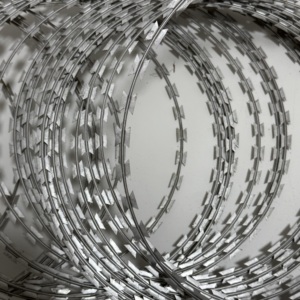 Fil <span class=keywords><strong>barbelé</strong></span> galvanisé, clôture de sécurité résistante aux intempéries pour cour de stockage, usine et sécurité périmétrique - Product Image 5