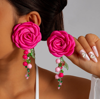 Pendientes de tela fresca con flores grandes y coloridas, cuentas de arroz dulce y borlas largas con diseño de hoja para mujer