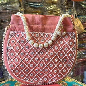 Sac Potli brodé pour femme en soie tribale Banjara de qualité supérieure pour les mariages indiens et les cadeaux de retour Pochette artisanale - Product Image 1