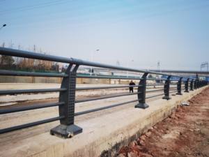 Barrières de trafic en aluminium en acier de garde-corps en métal galvanisé à chaud personnalisable de haute qualité pour les ponts routiers et les rivières - Product Image 2