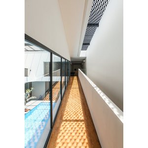 Diseño interior minimalista de villa con estructura de acero ligero para espacios de vida modernos - Product Image 5