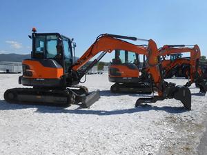 Excavadora Compacta de Orugas DX55 5C de 5.4 Toneladas de Alto Rendimiento con Pulgar Hidráulico para Construcción Urbana - ¡Gran Oferta! - Product Image 2