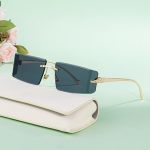 Gafas de Sol sin Marco para Mujer DG-98309, Lentes de PC con Protección UV400, Detalle de Diamantes de Imitación Negros, Diseño Transversal - Product Image 1