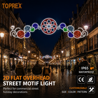 Motifs lumineux et vifs à grande échelle pour l'intégration dans les façades de bâtiments et les traversées de rues commerciales, créant une ambiance de Noël en zone de vente au détail.