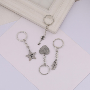 Colgante de llavero de corazón de plata antigua, de aleación de zinc con grabado, accesorios DIY para bolsos y auriculares - Product Image 2
