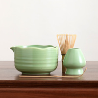 Thé matcha japonais artisanal de style classique, comprenant un fouet à matcha, un bol et un support en céramique pour le kit de cérémonie du thé