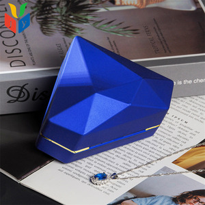 Sang trọng tam giác kim Cương hộp Mặt dây chuyền với ánh sáng LED màu xanh sơn hộp đồ trang sức nhung đen đồ trang sức đóng gói - Product Image 5