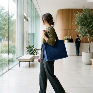 Sac de voyage en toile personnalisable et réutilisable, moyen, à bandoulière, avec poche avant et fermeture éclair, motif de logo ou de lettres sur mesure - Product Image 3