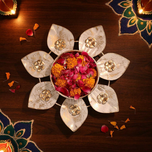 Cuenco de latón Sacred Serenity Urli con flores flotantes Diya para espacios sagrados Cuenco de armonía floral Urli con flores flotantes - Product Image 5