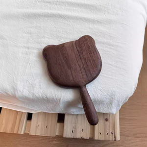 Plato de madera de nogal negro de 20 cm de largo con asa para servir - Product Image 3