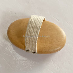 فرشاة جسم خشبية بشعار مخصص وشعيرات نايلون، تصميم بيضاوي بسيط للتدليك والتقشير أثناء الاستحمام وتنظيف البشرة الجافة - Product Image 6