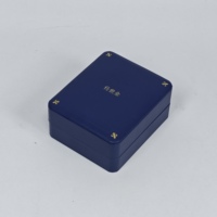 Boîte à bijoux personnalisée en bois miniature rectangulaire ou carrée pour bracelet avec un design minimaliste et profondement personnalisé