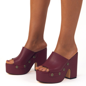 Sandales compensées épaisses pour femmes à bout ouvert, style mules, avec plateforme épaisse et clous métalliques, couleur unie - Product Image 2