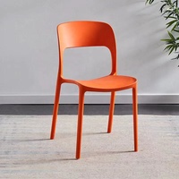 Chaise de salle à manger empilable moderne en plastique PP à prix abordable pour la maison, l'hôtel, l'entrepôt, le bar, l'école, l'appartement et l'atelier