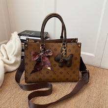 Mochila de Diseño de Último Modelo, Personalizada de Alta Gama, Poliéster de Lujo con Botón Sólido, Portátil y Elegante - Product Image 2