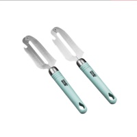 Éplucheur de légumes multifonction manuel en acier inoxydable RM5406 avec ouvre-bouteille pour la maison et la cuisine
