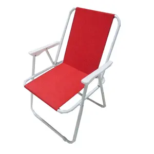 红色折叠弹簧椅与塑料扶手。