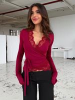Chemise ajustée à col en V King Mcgreen Star avec dentelle et liens, manches longues, idéale pour les sorties en extérieur