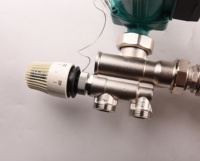 Radiateur de chauffage d'appartement moderne en laiton, chauffage par le sol hydronique, collecteur d'eau avec vanne de mélange thermostatique