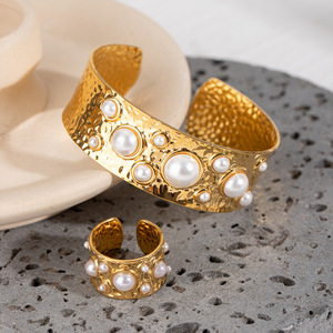 Bracelet jonc ouvert martelé en acier inoxydable plaqué or 18 carats avec perles |   Bijoux élégants et tendance unisexes | - Product Image 4