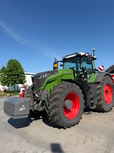 รถแทรกเตอร์ Fendt 1050 Vario คุณภาพสูง สภาพดี ใช้งานได้ทรงพลัง 45 แรงม้า ขับเคลื่อน 4 ล้อ พร้อมการรับประกันเครื่องยนต์ 3 ปี สีเขียวเข้ม - Product Image 6