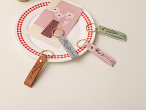 Porte-clés en similicuir personnalisable avec logo, gravable au laser, en <span class=keywords><strong>cuir</strong></span> PU, design élégant et compact, pour voiture, vente en gros, cadeaux de fête, objets promotionnels - Product Image 4