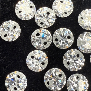 Pietra di Moissanite a Doppio Foro 3mm-6.5mm, Foro da 0.7mm, Colore Bianco D, Forma Rotonda, Gemme Sciolte di Moissanite - Product Image 1
