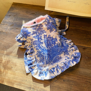 Capa para Mascotas con Forro de Felpa Floral Azul Francés - Abrigo Cálido con Volantes para Perros para Clima Frío - Product Image 3